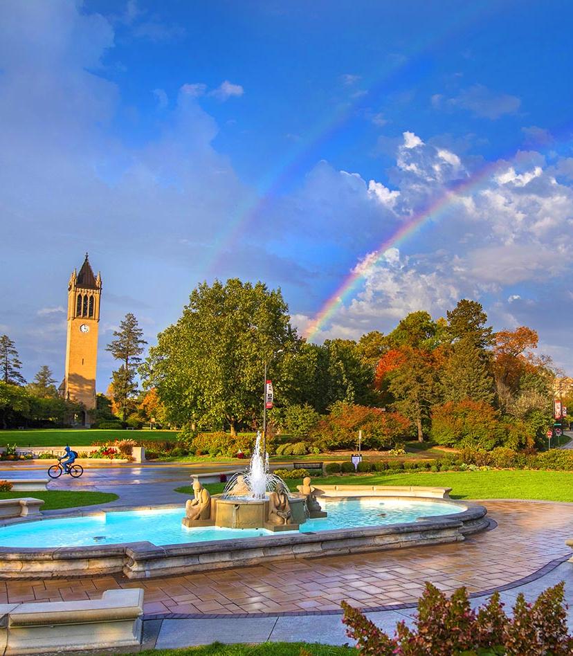 喷泉和钟楼的景色与双彩虹的背景