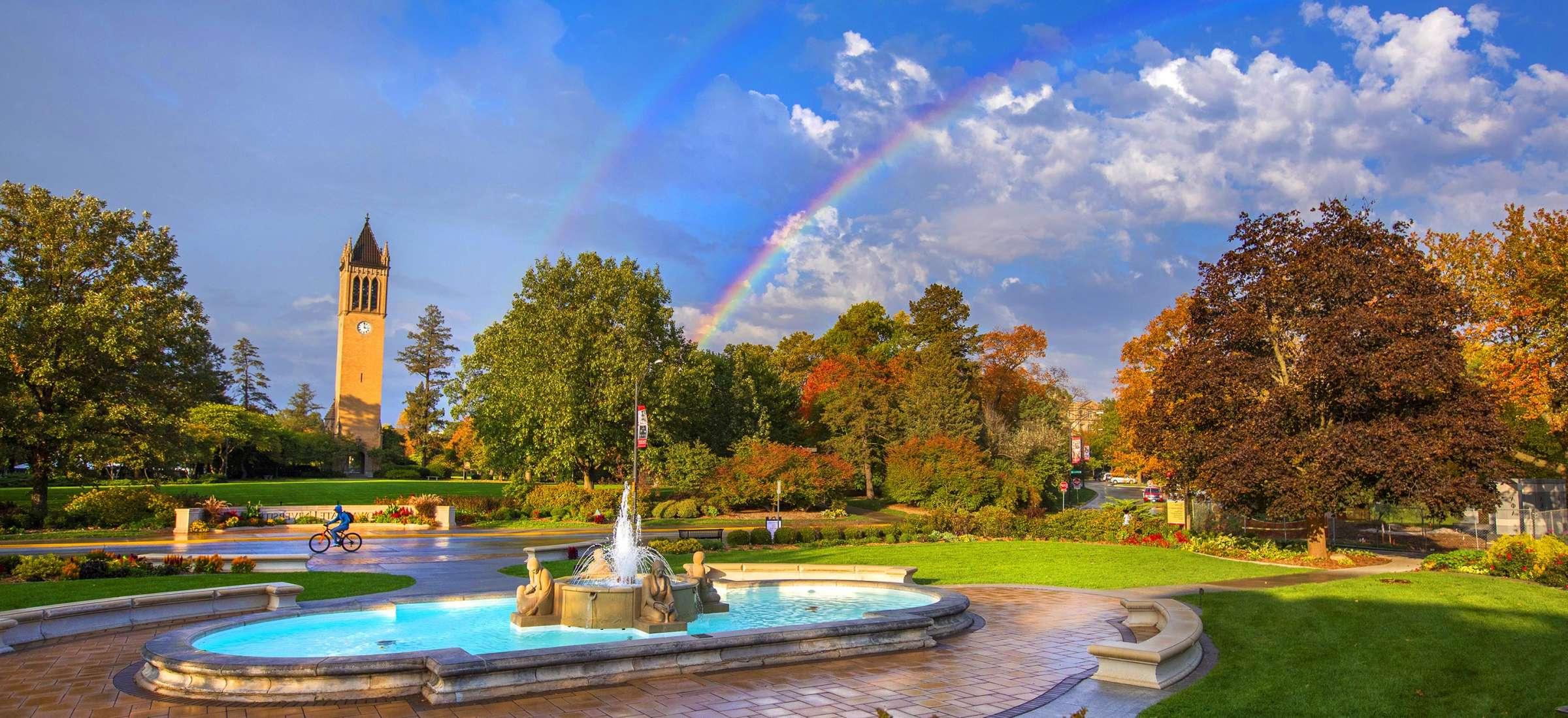 喷泉和钟楼的景色与双彩虹的背景